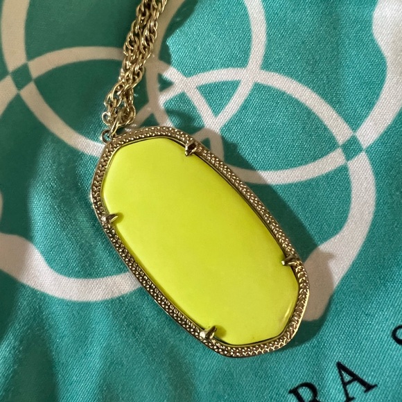 **RARE** Neon Yellow Kendra Scott Rae necklace - Picture 2 of 3